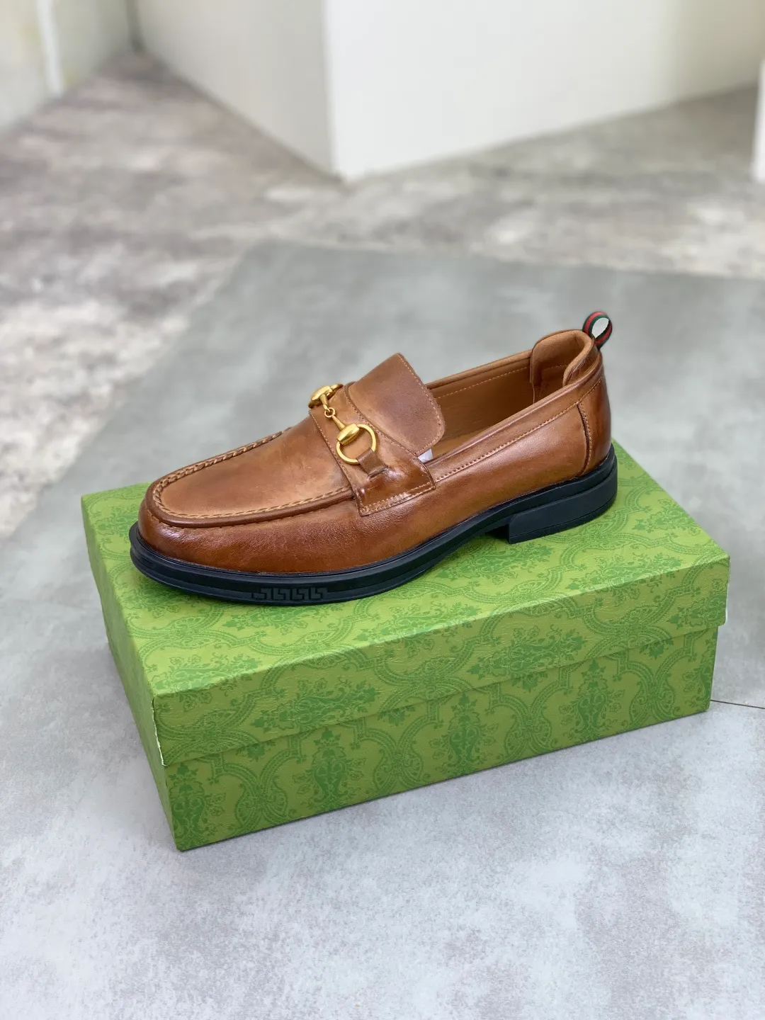 Men's shoes💰P500💰【New model, soft and comfortable Gucci classic business leather shoes hot selection (Gucci) official website latest Gucci 🎁 business leather shoes, hot style 💥 simple and elegant style, exclusive for trendy men. Unique official website latest brand original double G embossed element 👑Gucci Original decoration, fashionable and generous, made of original calfskin ✅ fully imported first-layer pigskin lining, official website designated wear-resistant, rubber business outsole, real-life photos of classic models at the counter 🎬38-44 (customized for 45) 3⃣️ colors available